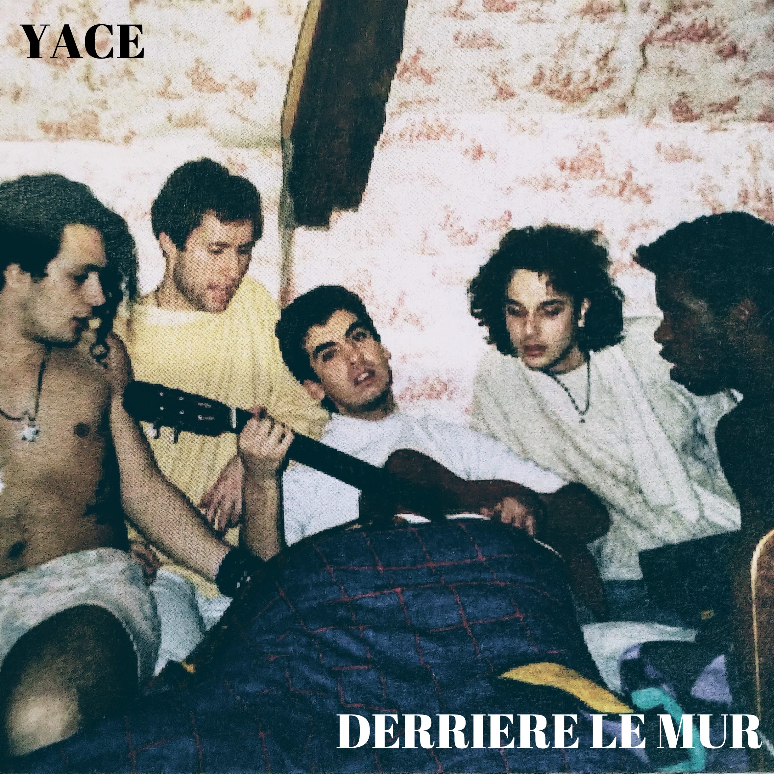DERRIÈRE LE MUR